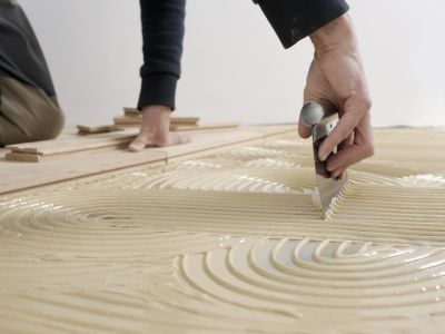 Colle Protat Pro Eco, coller les parquets massifs 14 mm jusqu’à 130 mm de large et tous les contrecollés