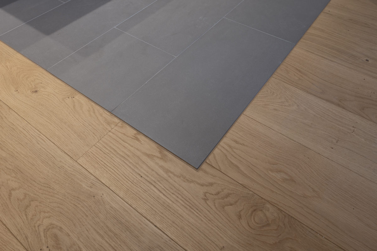 Utiliser un joint acrylique pour relier parquet et carrelage